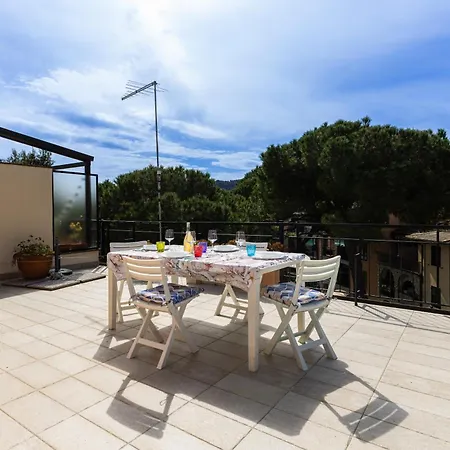 A Terrace Overlooking The Sea شقة بورتوفينيري